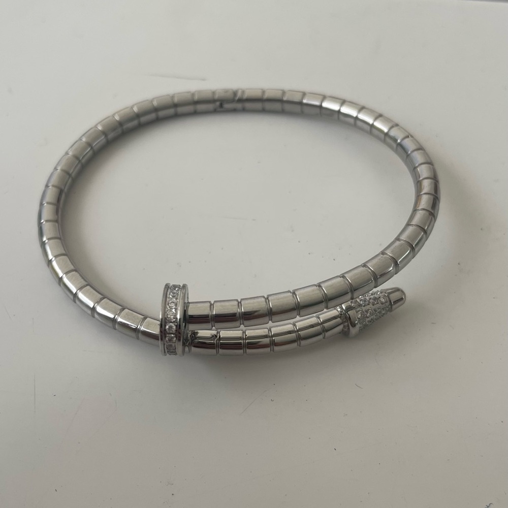 Unbelievably beautiful piece of bracelet . Amazing quality. Doesn’t tarnish .